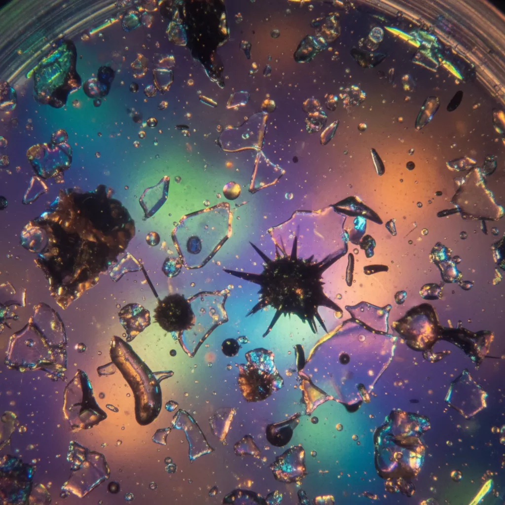 Các hóa chất tẩy rửa mạnh là tác nhân hàng đầu gây hư tổn nang tóc