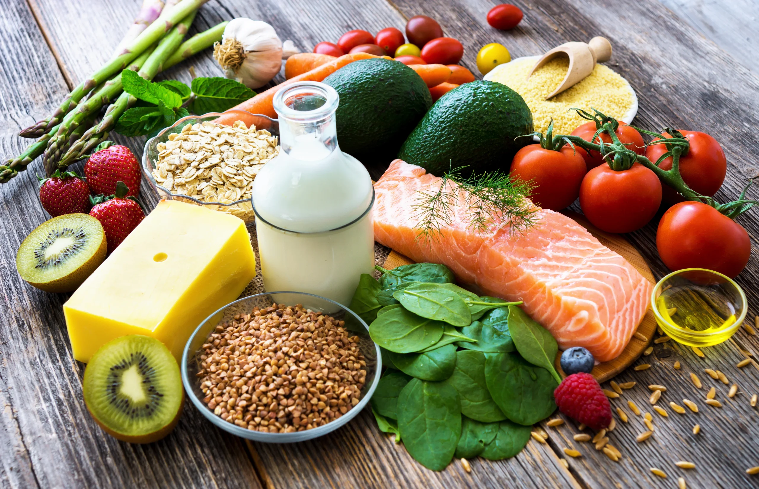Chế độ dinh dưỡng giàu vitamin và khoáng chất giúp nuôi dưỡng mái tóc đen mượt