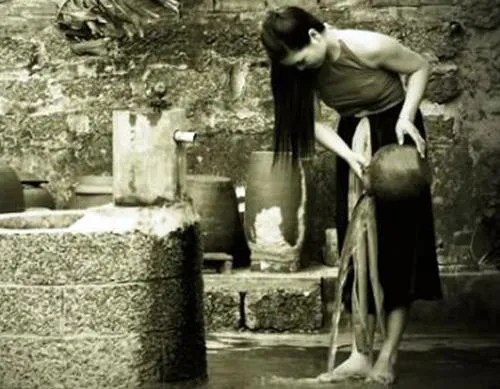 Gội đầu bằng bồ kết là nét đẹp truyền thống nhưng cần thực hiện đúng cách để tránh gây hại cho tóc