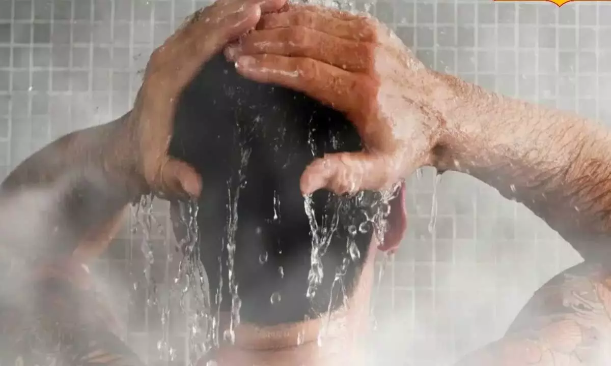 Thói quen gội đầu bằng nước quá nóng tiềm ẩn nhiều nguy cơ gây hại cho da đầu và nang tóc