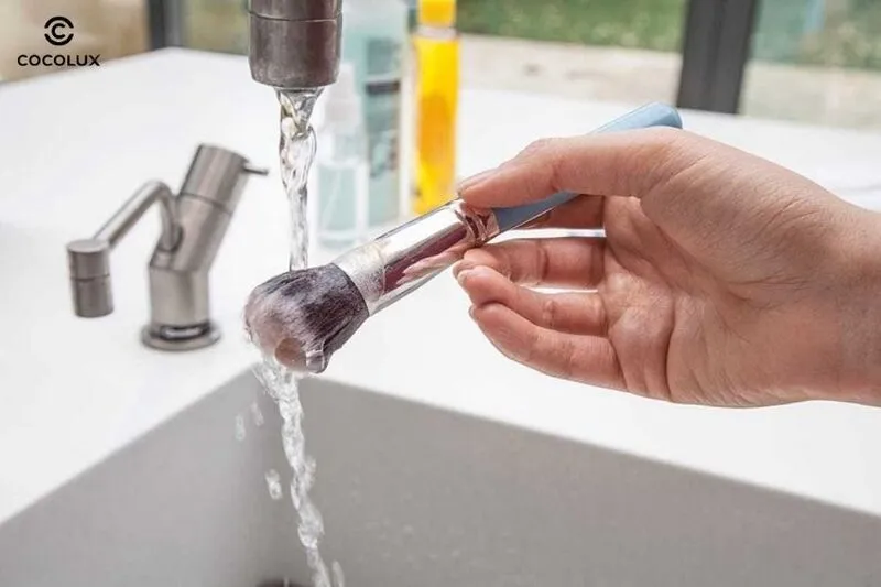 1692242344319-191 Vệ sinh cọ đúng cách giúp bảo vệ da đầu và kéo dài tuổi thọ của dụng cụ
