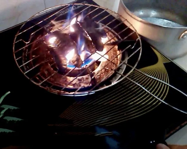 Nướng bồ kết là bước quan trọng để giải phóng tinh dầu