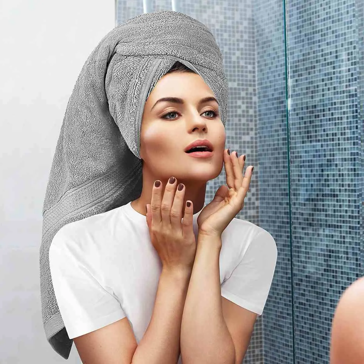 Sử dụng khăn chườm nóng là liệu pháp spa tại gia giúp mái tóc hấp thụ dưỡng chất sâu từ bên trong