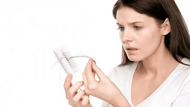 Tình trạng tóc rụng nhiều và khô xơ thường gặp do thiếu hụt sắt và thay đổi nội tiết
