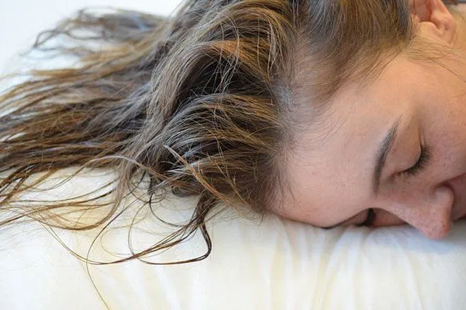 20230111_081909_592873_de_toc_uot_di_ngu_max_1800x1800_jpg_6eb2697dfc Thói quen để tóc ẩm khi đi ngủ là nguyên nhân hàng đầu gây ra các bệnh lý về da đầu