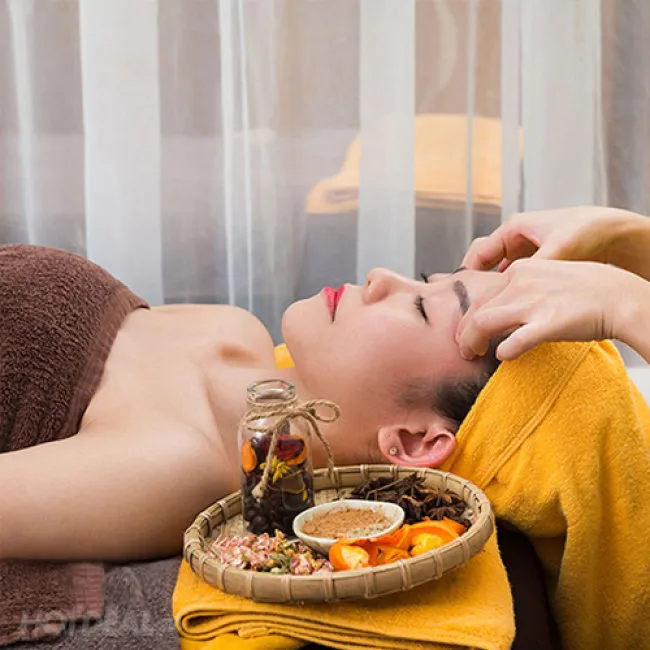 Massage da đầu bằng tinh dầu nóng là liệu pháp phục hồi tóc chuyên sâu từ thiên nhiên