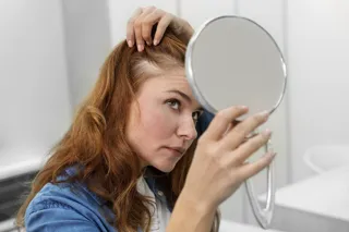 Mối liên hệ mật thiết giữa thói quen uống nước tăng lực và tình trạng suy yếu nang tóc