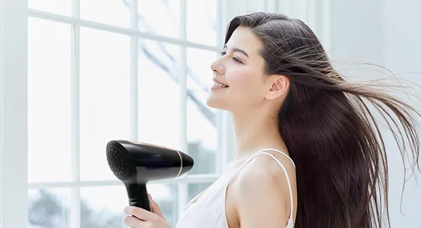 4749 Sấy lạnh và giữ khoảng cách an toàn giúp bảo vệ tóc khỏi hư tổn thêm do nhiệt