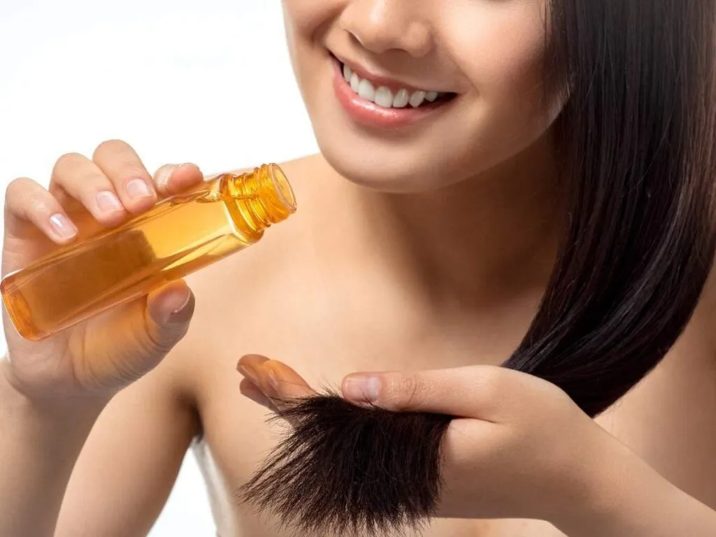 Bôi serum đúng cách giúp tóc hấp thụ dưỡng chất mà vẫn giữ được độ tơi phồng