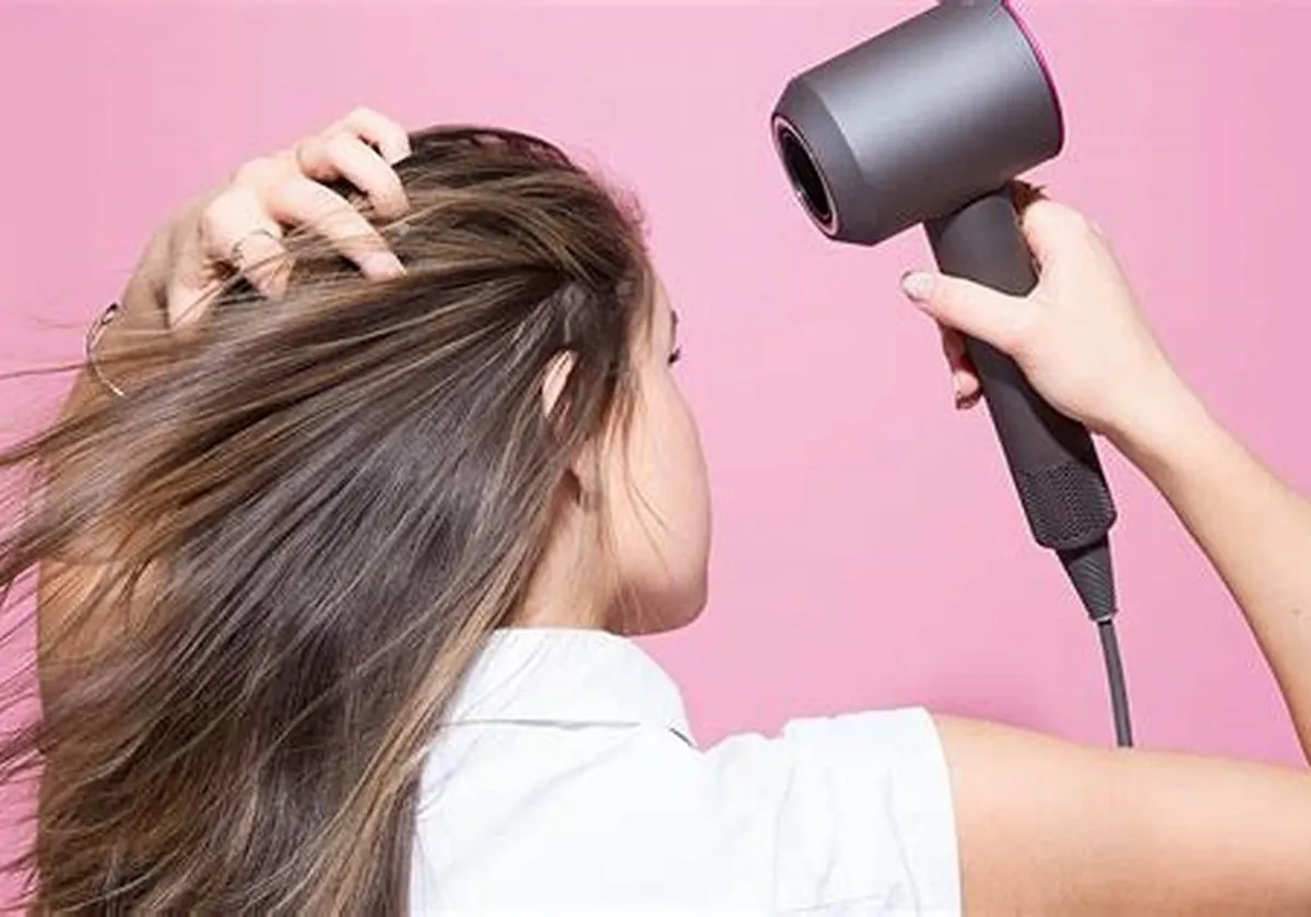 Làm khô tóc ngay lập tức sau khi gội là bước quan trọng để bảo vệ sức khỏe mẹ sau sinh