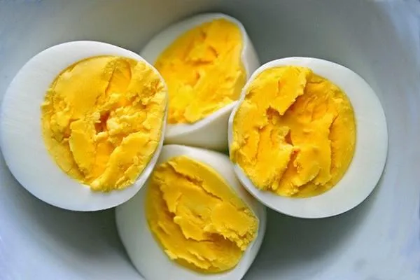 boc-vo-trung-dung-cach-giup-trung-dep-hon Chế biến trứng luộc đúng cách giúp giữ trọn vẹn protein và vitamin cho tóc