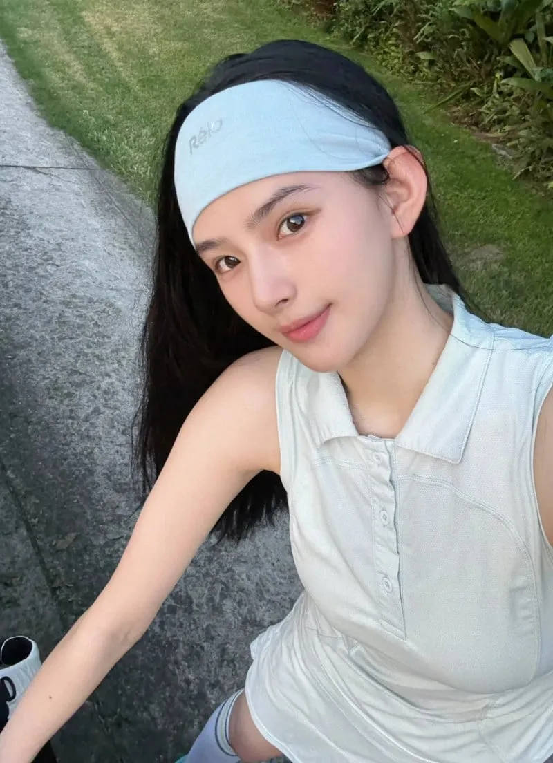Sử dụng phụ kiện như băng đô là cách thông minh để che đi phần tóc mọc lởm chởm trong khi chờ tóc dài ra