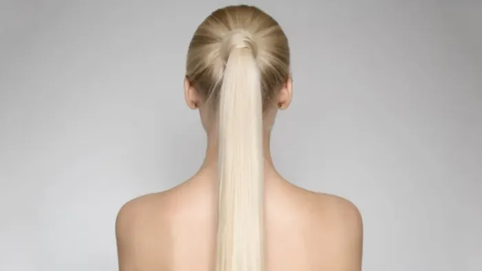 Thói quen buộc tóc quá chặt gây áp lực lớn lên nang tóc