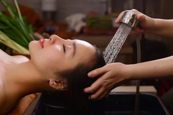 Gội đầu đúng cách với nhiệt độ nước phù hợp giúp cân bằng tuyến bã nhờn
