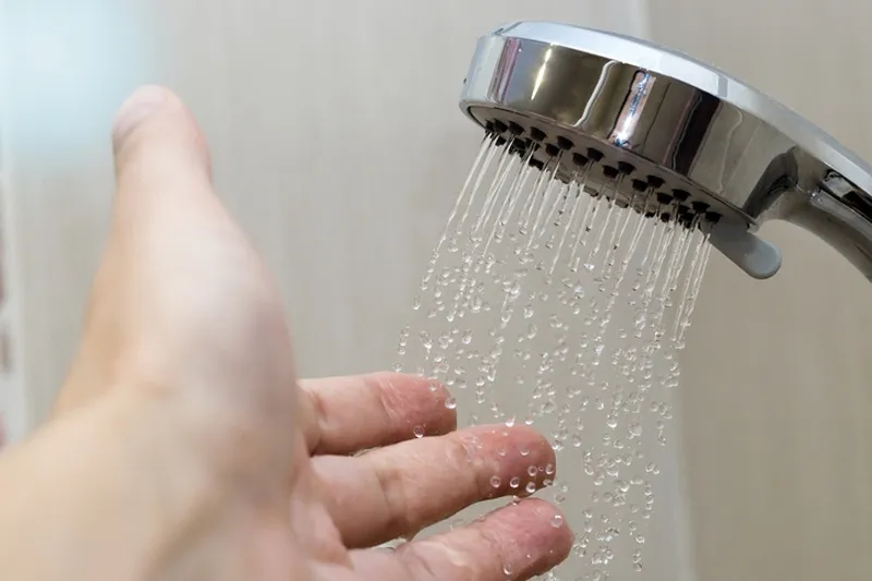 Kiểm soát nhiệt độ nước ở mức 3740 độ C để bảo vệ cấu trúc tóc và da đầu