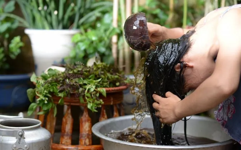cach-nau-nuoc-goi-dau-tu-thien-nhien-giup-sach-gau-muot-toc-201907181630395083-1696061766353692591997-1696824989688-1696824989873837279529 Gội đầu với nước phèn chua pha loãng giúp làm sạch sâu da đầu