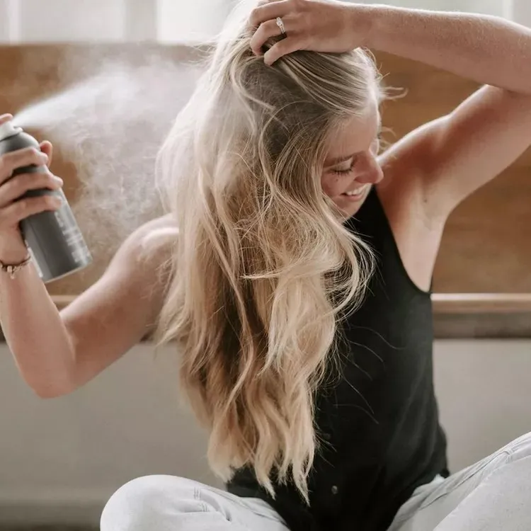 Dầu gội khô là trợ thủ đắc lực giúp mái tóc trông sạch sẽ trong những ngày nghỉ gội