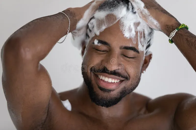 close-up-smiling-african-american-man-washing-hair-shampoo-handsome-young-cleaning-foamy-anti-dandruff-taking-shower-enjoying-193007611 Sử dụng nước đã qua lọc giúp da đầu khỏe mạnh và giảm thiểu các vấn đề về gàu ngứa