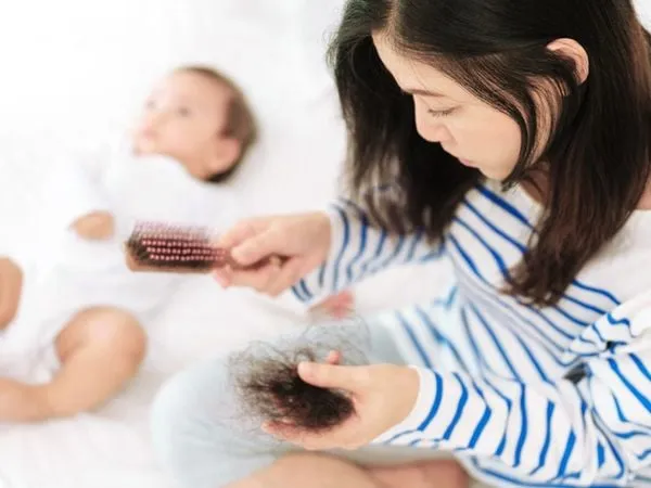 dau-goi-cho-phu-nu-sau-sinh_4d4d333d31ac406c84b7d39a5389e751_grande Vừng đen giúp phụ nữ sau sinh lấy lại mái tóc dày mượt và tự tin