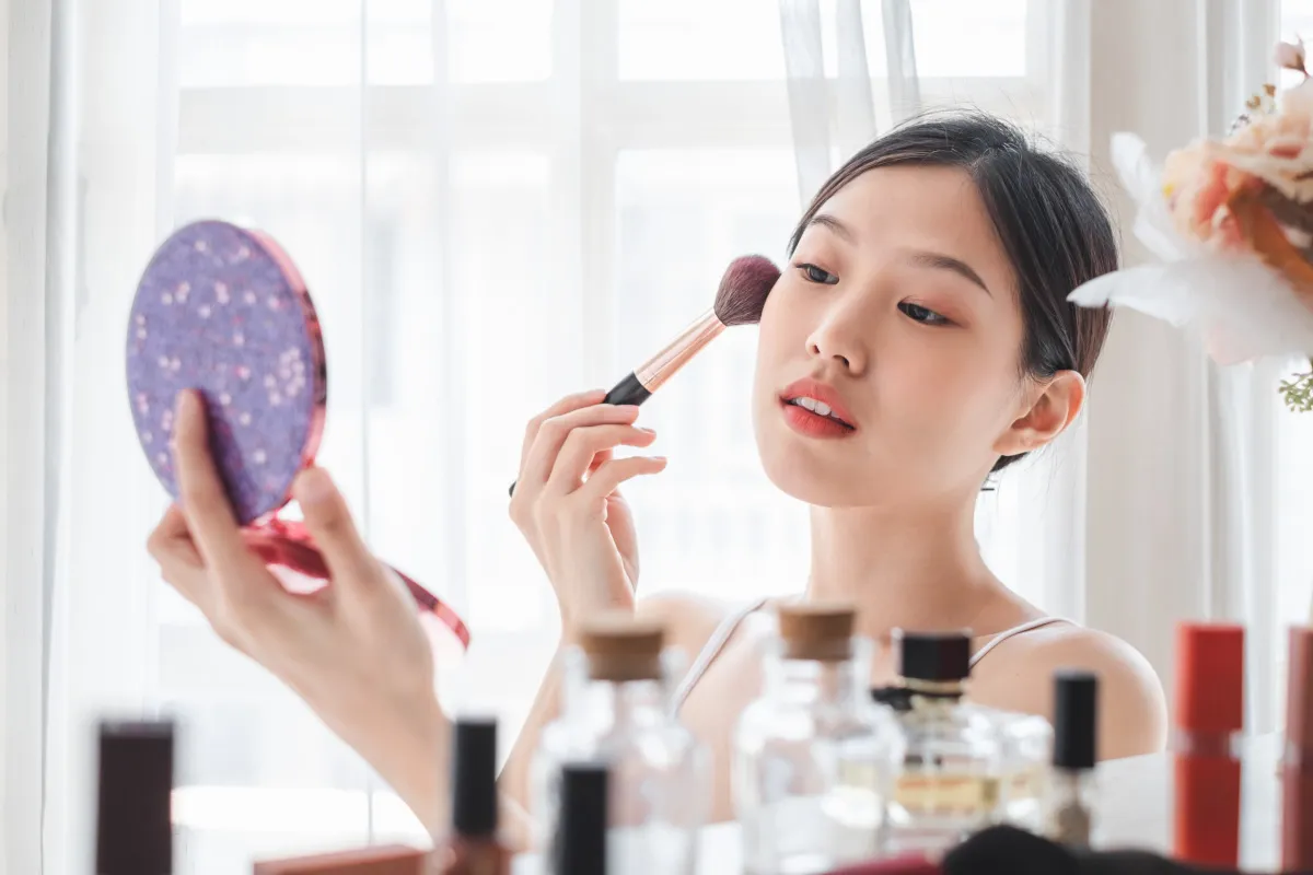 Sự kiên trì trong việc sấy và định hình hàng ngày là chìa khóa để thay đổi ngôi tóc bò liếm