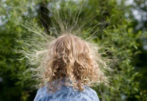 fabric-static-electricity-the-complete-guide-to-prevention-3 Sự ma sát giữa các loại sợi tổng hợp và tóc là nguyên nhân chính gây tích tụ điện tích