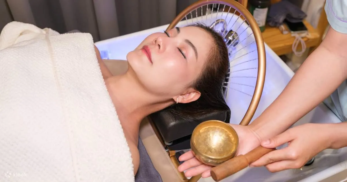 Sử dụng nước ấm khi gội đầu là bước khởi đầu quan trọng cho quy trình chăm sóc tóc chuyên sâu