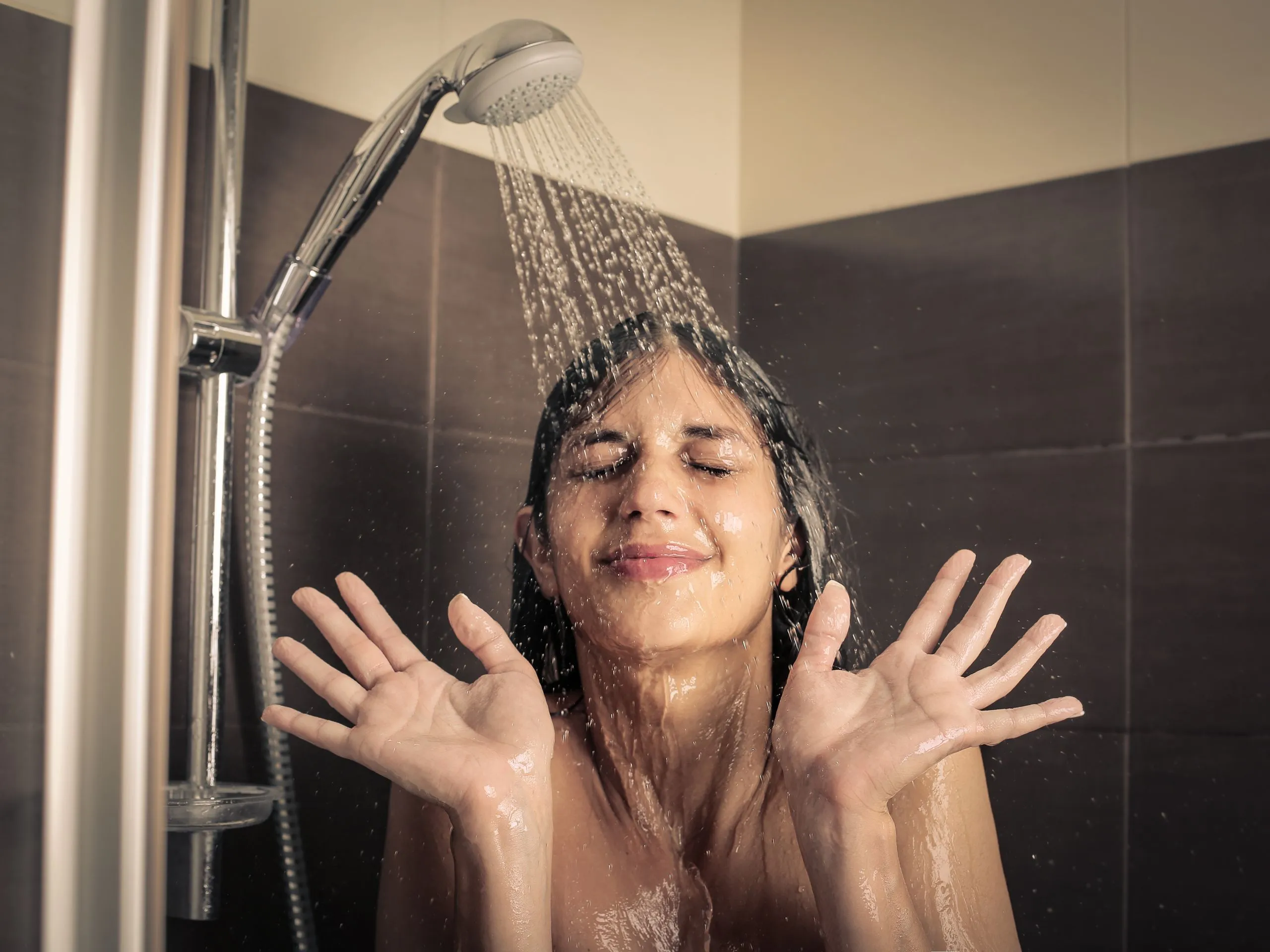 gettyimages-625195992 Phương pháp xả tóc bằng nước lạnh khóa ẩm sâu là bí quyết cho mái tóc khỏe mạnh