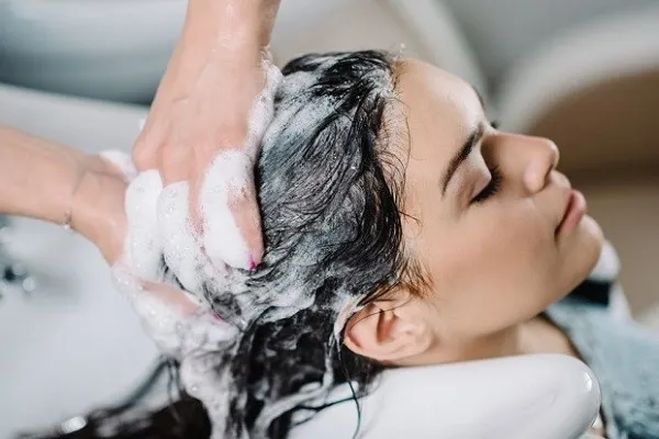 goi-dau-bang-nuoc-nong Thói quen gội đầu sai cách là nguyên nhân gián tiếp khiến bã nhờn tiết ra nhiều hơn