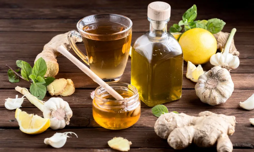 Kết hợp gừng với các nguyên liệu làm dịu như dầu dừa hoặc mật ong là bí quyết giúp giảm cảm giác rát