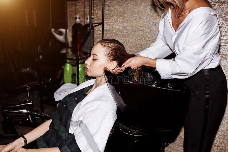 hair-stylist-washing-hair-to-customer-doing-hairstyle-hairdresser-applying-nourishing-mask-woman-s-hair-beauty-145549512 Preshampoo là bước đệm quan trọng giúp bảo vệ mái tóc khỏi tác động tiêu cực của hóa chất tẩy rửa
