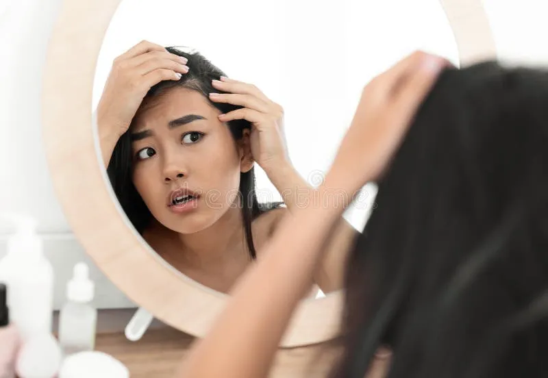 Rụng tóc và khô xơ là những dấu hiệu cảnh báo sớm tác động của ánh sáng xanh
