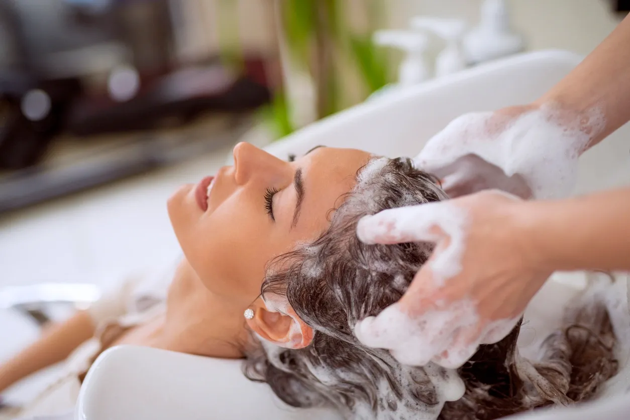 Quy trình gội đầu đúng cách giúp loại bỏ tận gốc bã nhờn và mùi hôi
