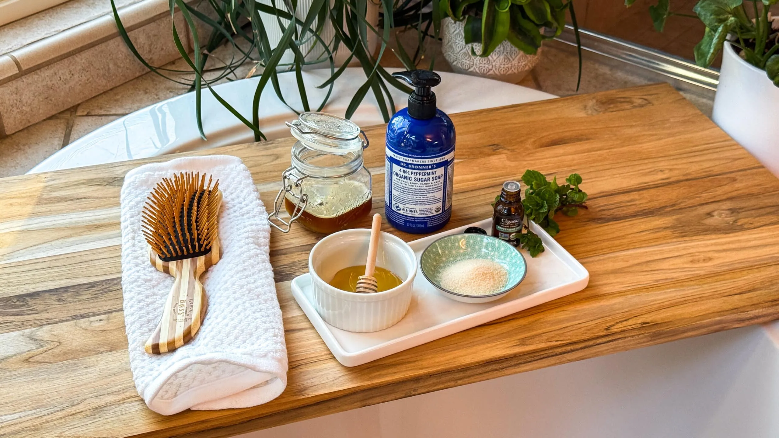 So sánh trực quan giữa phấn rôm và dầu gội khô trong việc xử lý tóc bết