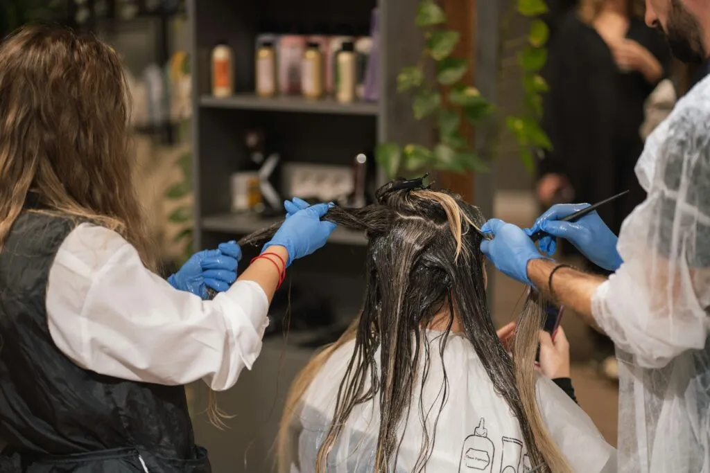 ionela-mat-qmjrfnddjpw-unsplash-1-1024x683-1 Quá trình bọc keratin hóa học thường giải phóng các làn khói chứa hợp chất độc hại