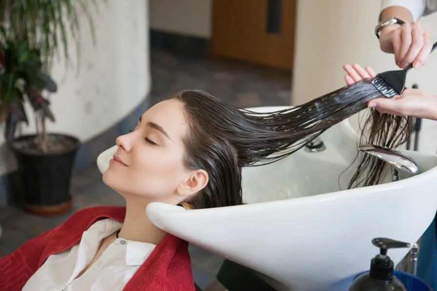 lieu-trinh-phuc-hoi-toc-hu-ton-tai-salon-1-1 Công nghệ phục hồi tóc bằng tơ tằm giúp tái tạo cấu trúc tóc từ bên trong một cách toàn diện