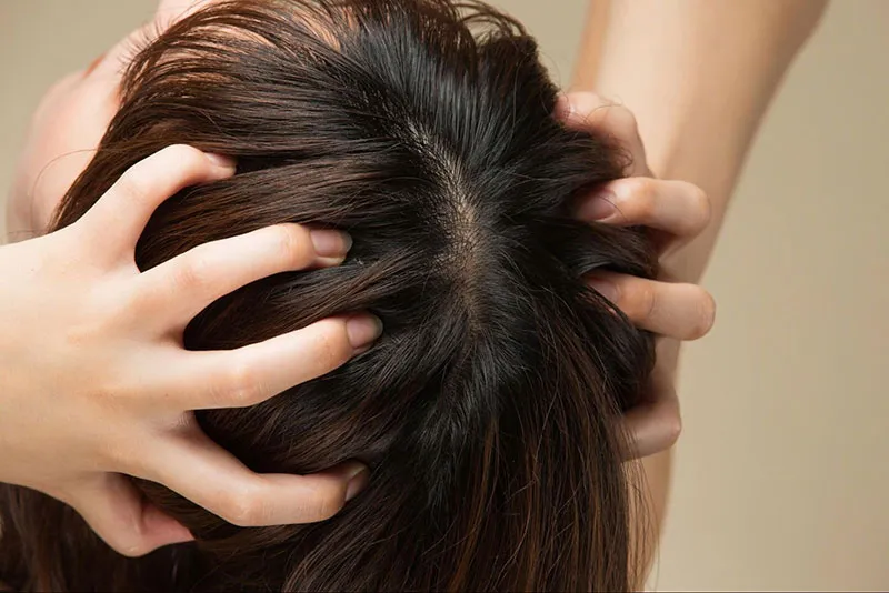 Massage da đầu đúng kỹ thuật giúp tinh chất thấm sâu và tăng cường tuần hoàn máu