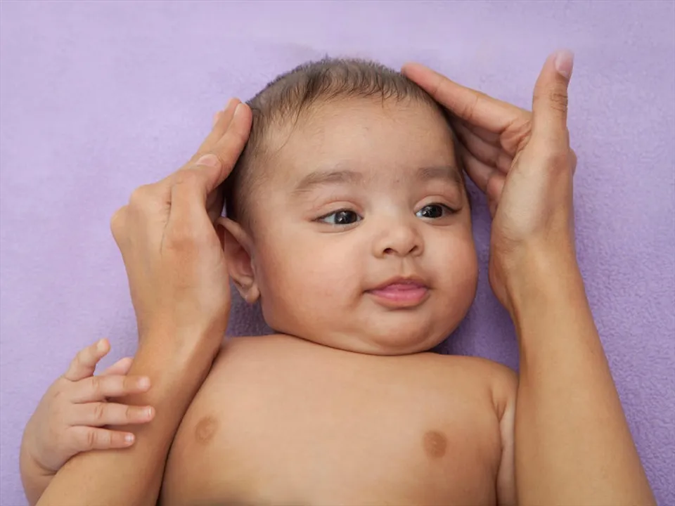 Massage da đầu nhẹ nhàng là giải pháp tự nhiên tuyệt vời giúp tóc trẻ mọc dày hơn
