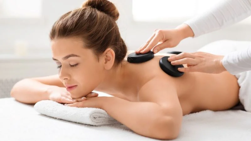 Liệu pháp chườm đá nóng giúp giải tỏa căng thẳng và cải thiện tuần hoàn máu vùng cổ vai gáy