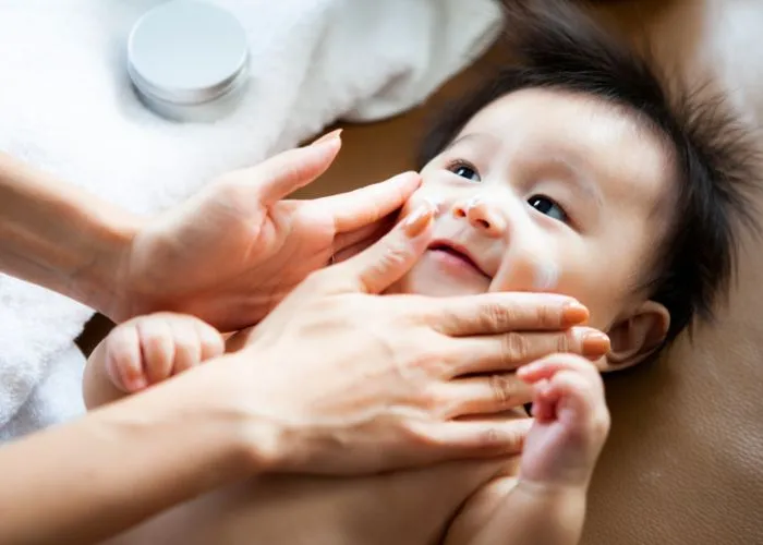massage-dau-mat-cho-tre-so-sinh Massage da đầu nhẹ nhàng giúp kích thích tuần hoàn máu và hỗ trợ tóc mọc nhanh hơn