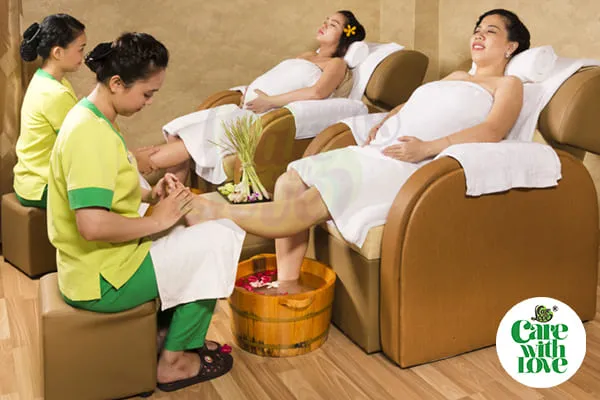 Mẹ bầu cần lưu ý về nhiệt độ và loại thảo dược khi ngâm chân