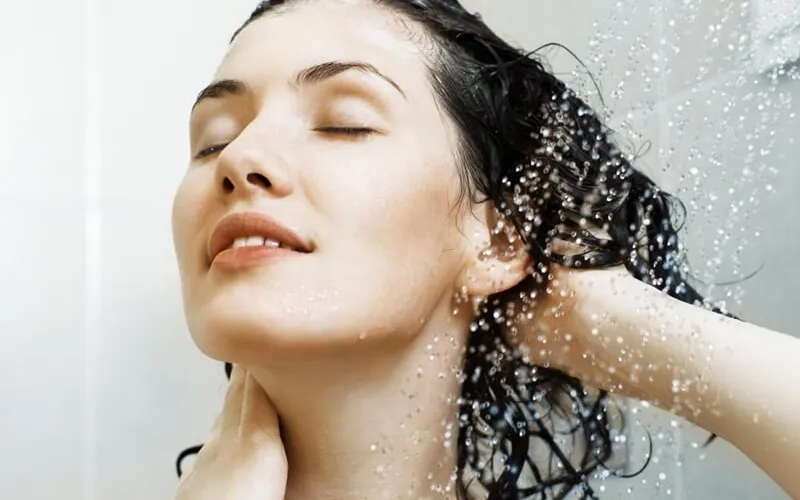 Thay đổi thói quen gội đầu là bước quan trọng đầu tiên để phục hồi da đầu nhạy cảm