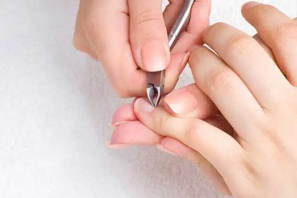 Luôn giữ bàn tay sạch và móng tay ngắn để bảo vệ da đầu khỏi tổn thương