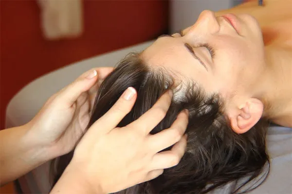 Massage da đầu giúp tăng cường tuần hoàn máu và hỗ trợ mọc tóc