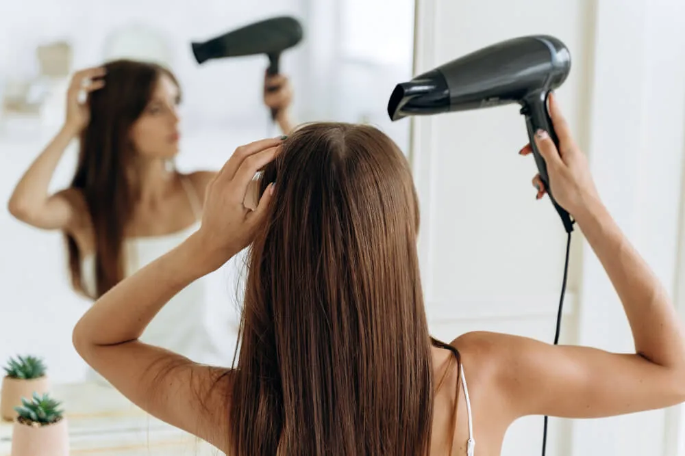 Sấy khô tóc hoàn toàn trước khi đi ngủ là quy tắc vàng để ngăn ngừa gàu ống tái phát
