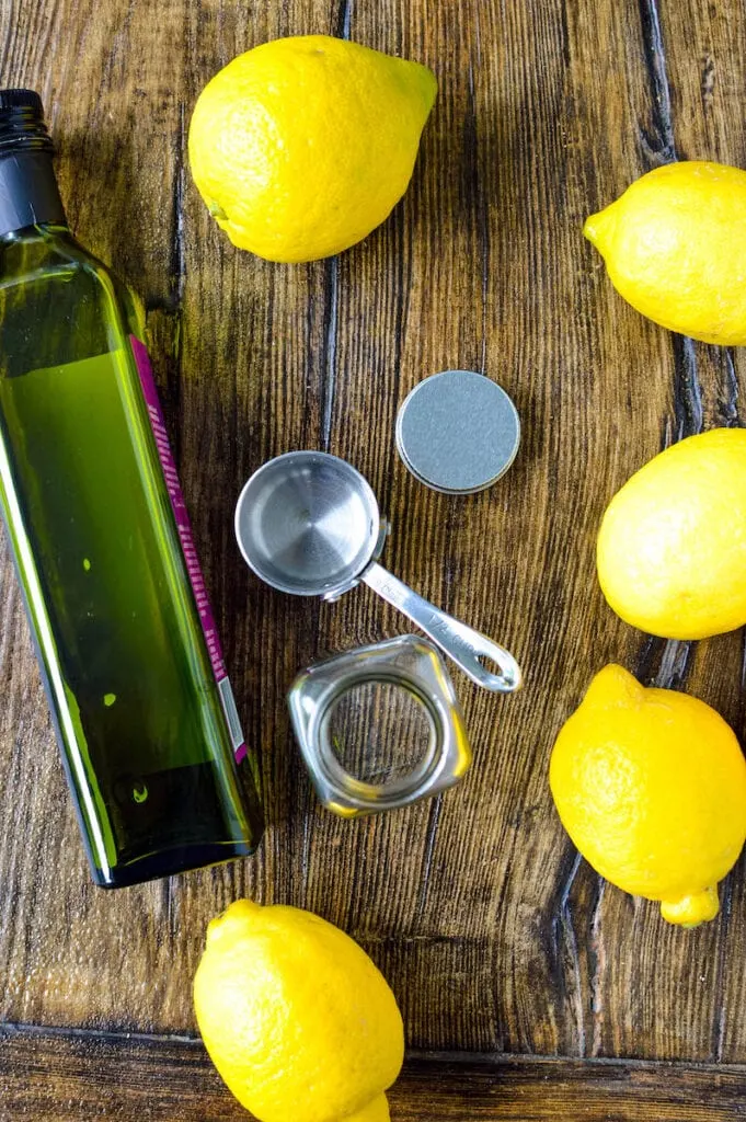 olive-oil-and-lemons-on-wood-table-681x1024-jpeg Nguyên liệu tự nhiên như dầu oliu và chanh là giải pháp an toàn để tẩy sạch Pomade