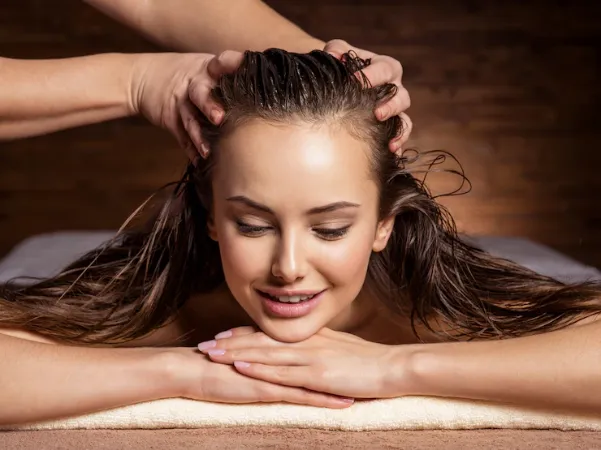 Massage da đầu khi gội giúp tăng cường lưu thông máu và hấp thụ dưỡng chất