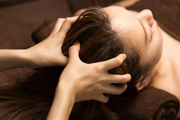 Massage da đầu thường xuyên giúp kích thích tuần hoàn máu và giảm rụng tóc