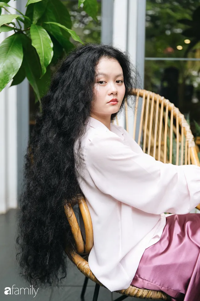 Tóc xoăn cần chu kỳ gội đầu thưa hơn để duy trì độ ẩm cho các lọn tóc
