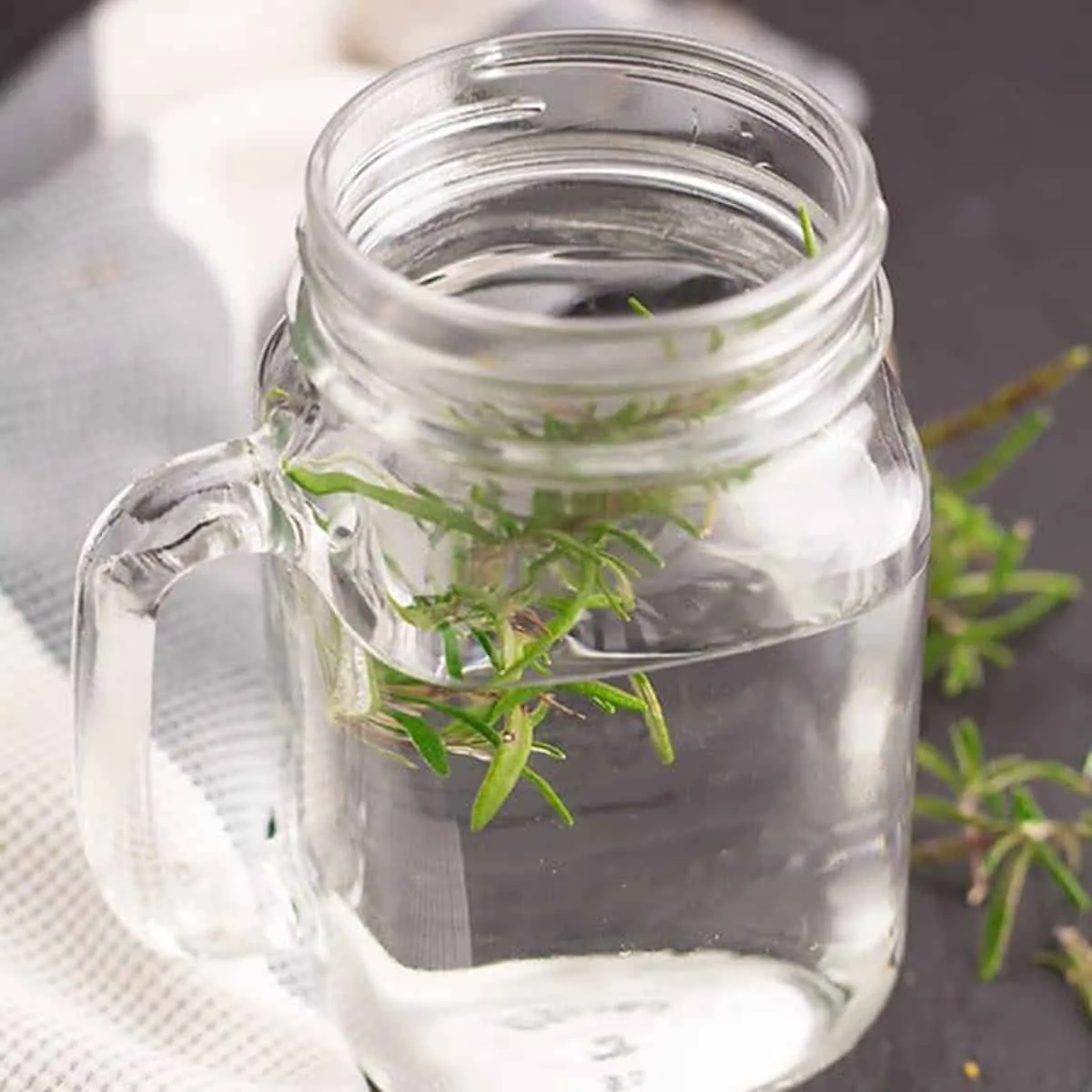 rosemary-tea-recipe Quy trình nấu và lọc nước hương thảo để làm xịt dưỡng tóc