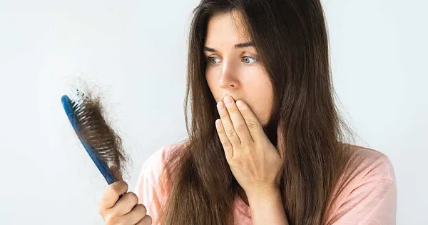 Tình trạng rụng tóc là nỗi lo phổ biến của nhiều người khi chuyển sang chế độ ăn chay không đúng cách